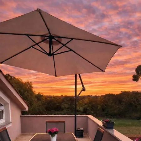 Sunset - Two Bedroom With Terrace And Sea View Poreč